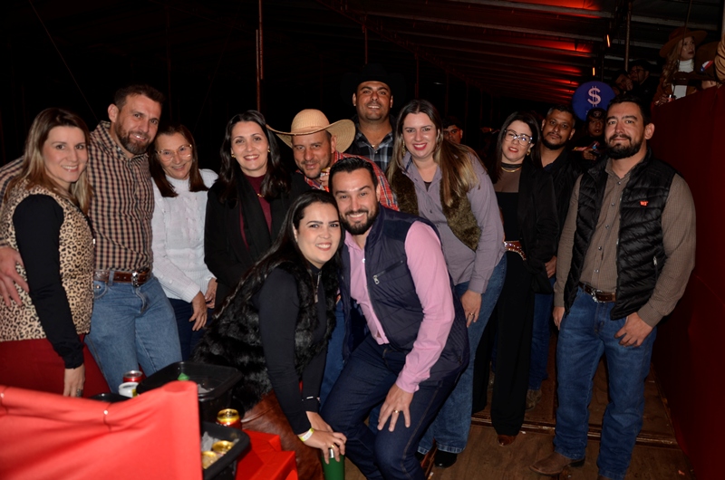 Maiara & Maraisa incendiaram a noite gelada de Candido Mota