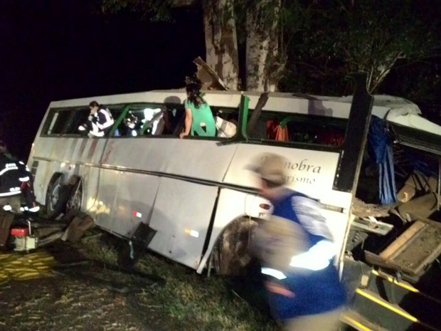 Tentativa de assalto a ônibus resulta em acidente e mortes