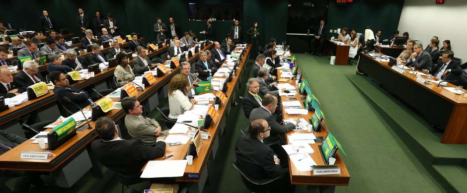 Comissão do impeachment debate parecer por mais de 13 horas