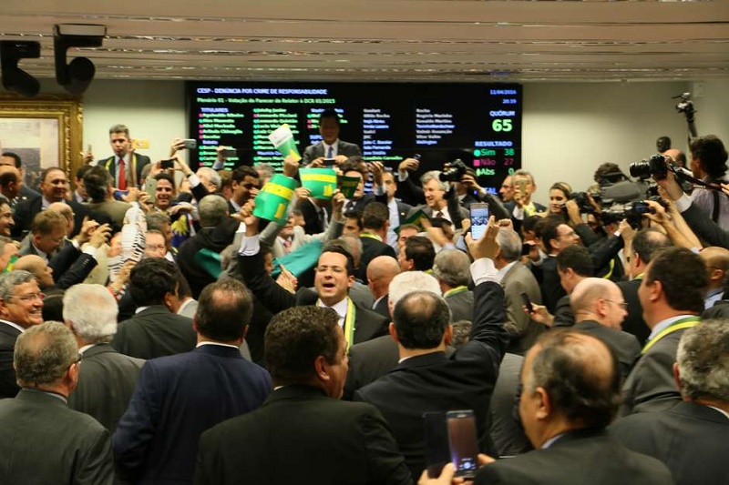 Deputados aprovam relatório favorável a impeachment de Dilma