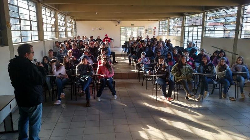 Alunos dos 3º anos do Ensino Médio do Clybas têm palestra sobre profissões