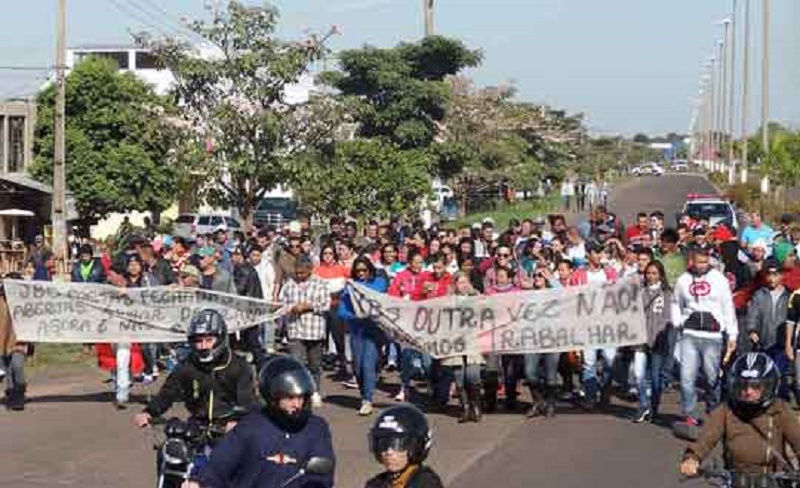 Grupo protesta contra fechamento do Friboi, em Presidente Epitácio