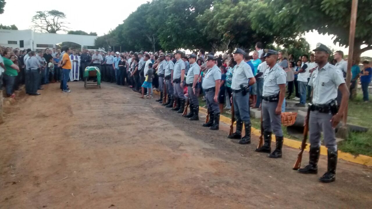 Policial morto em crime cinematrográfico é enterrado com honras militares