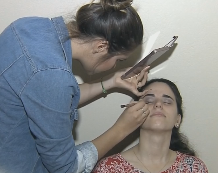 Professora de Assis faz tutoriais de maquiagem na internet em libras
