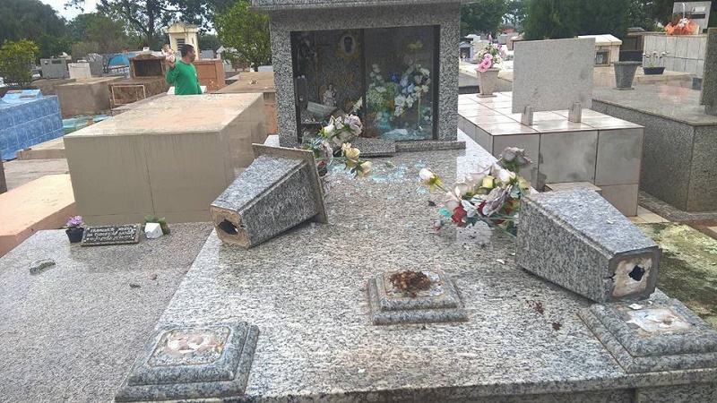 Sepulturas são novamente danificadas no cemitério de Assis