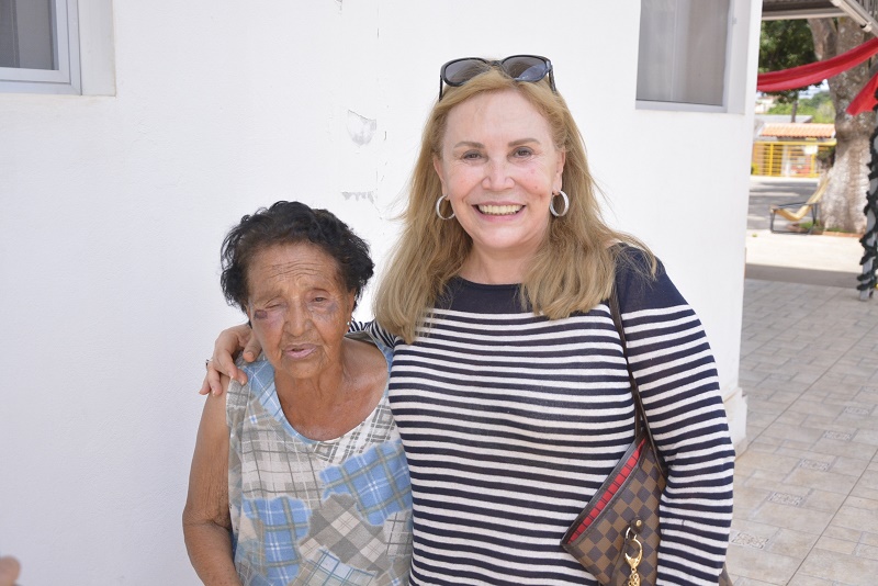 Fundadora da Inoar faz entrega de kits para idosos do Lar dos Velhos