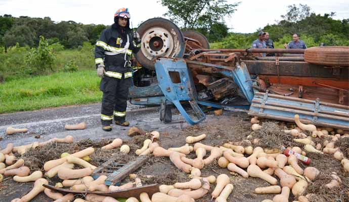 Caminhão carregado de melancias e abóboras capota entre Paraguaçu e Lutécia