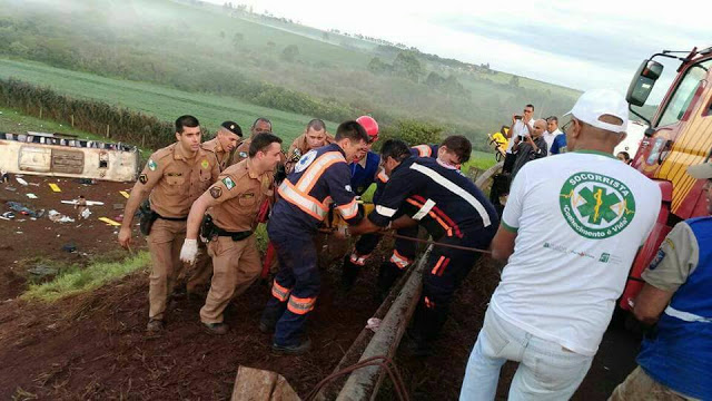 Ônibus capota no anel viário em Campo Mourão e mata várias pessoas