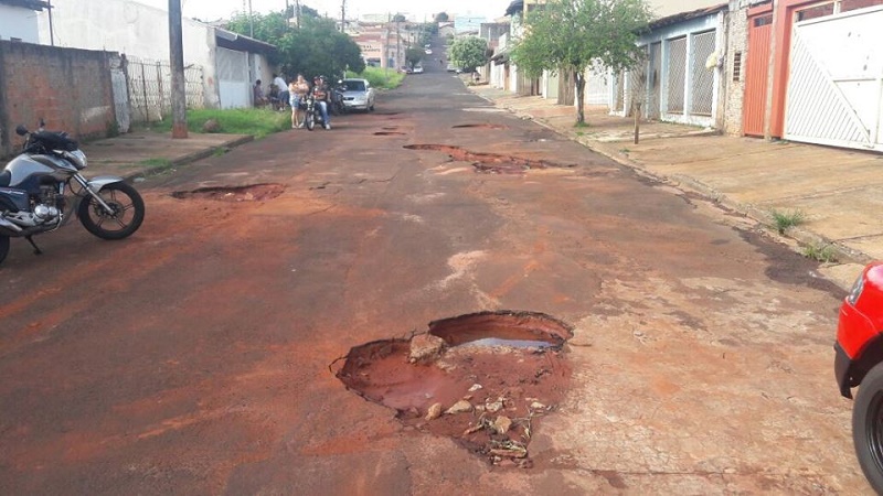 Moradores da rua Conceição Chícolli querem solução para buracos na via