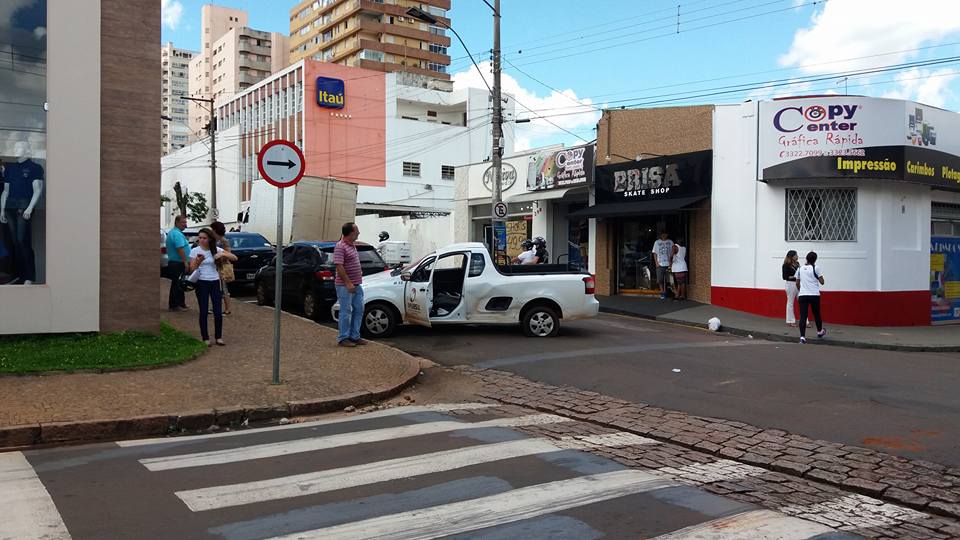 Mais um acidente na esquina da Floriano Peixoto e Ângelo Bertoncini