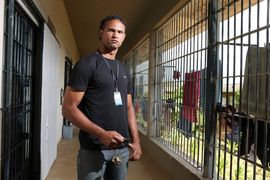 Na cadeia, ex-goleiro Bruno carrega as chaves da própria cela