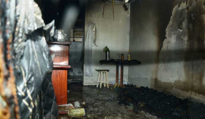 Populares incendeiam casa de estuprador em Marília