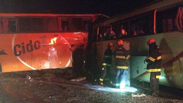 Acidente entre 2 ônibus deixa 8 mortos na região de Prudente