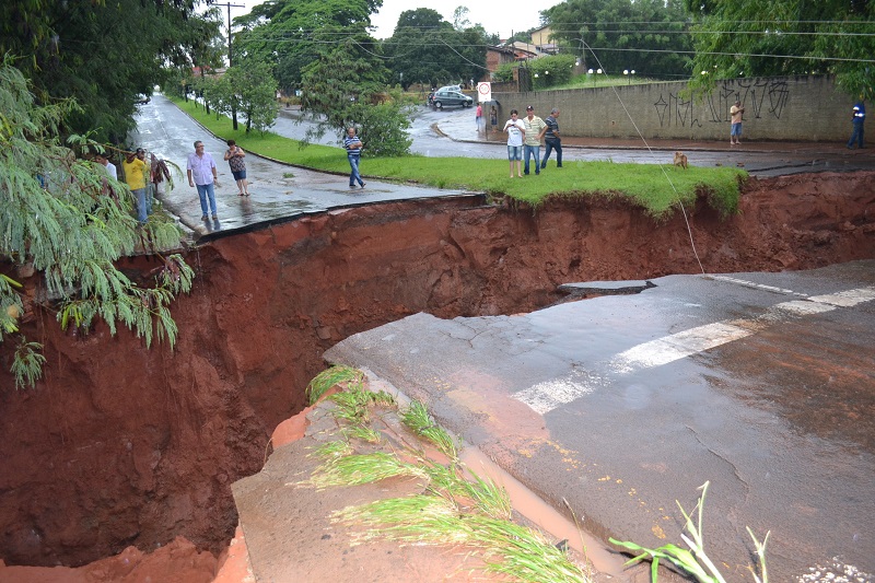 Após 40 dias, cratera aberta em avenida de Assis não está fechada