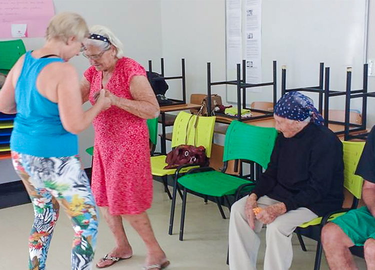 Dança de salão estimula alunos da melhor idade