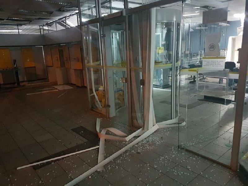 Ladrões explodem cofre de agência bancária em Pedrinhas Paulista