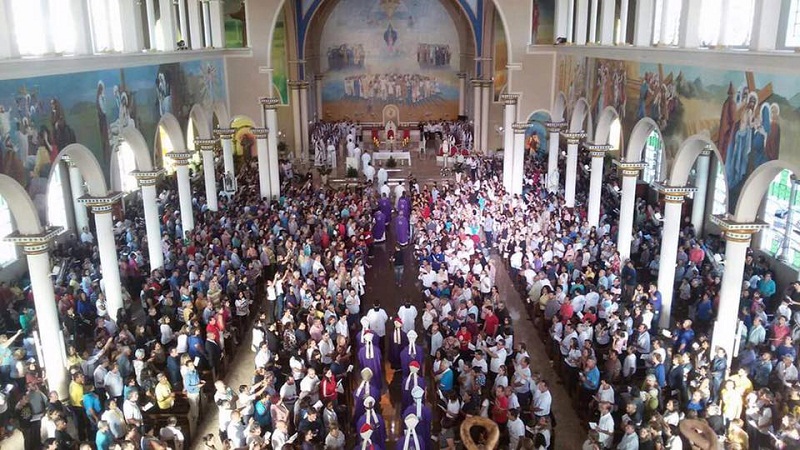 Novo bispo diocesano de Assis, dom Argemiro Azevedo toma posse na Catedral