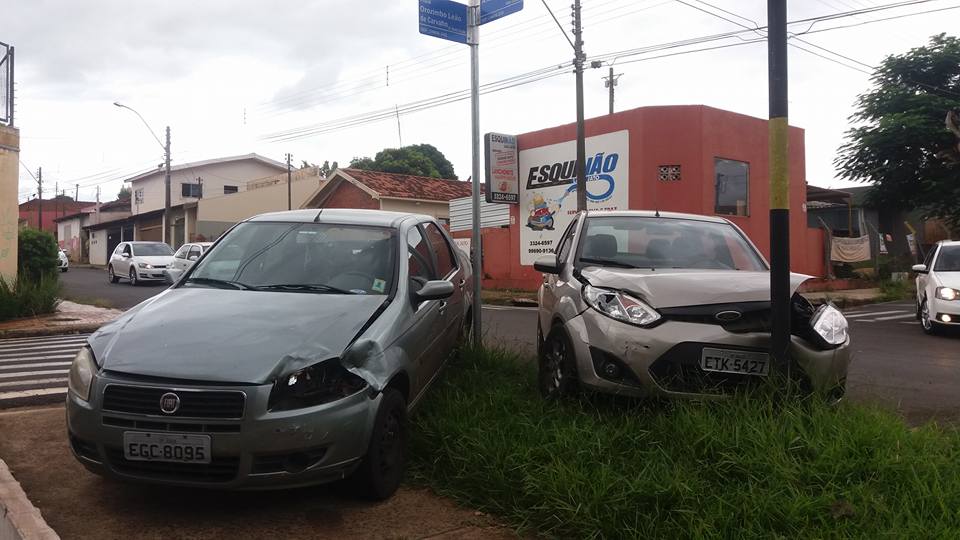 Veículos colidem perto do Parque Buracão e sobem na calçada