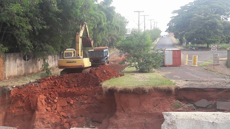 Começam as obras da Perimetral, onde uma cratera está aberta