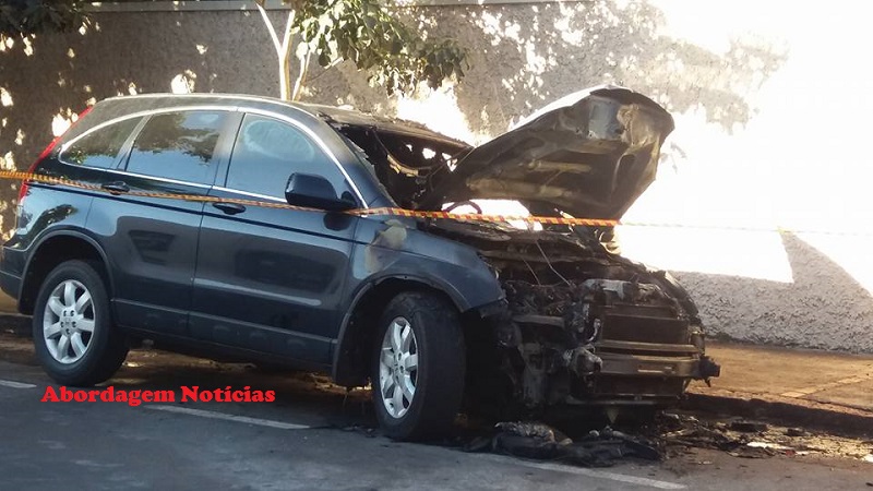 Carro de luxo é incendiado à luz do dia, em Assis