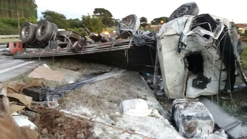 Pista de rodovia é liberada após retirada de caminhão que capotou em São Manuel