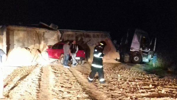 Acidente entre duas carretas e um Sandero interdita rodovia Assis-Paraguaçu