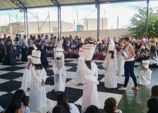 Equipe da Autarquia simula xadrez humano na escola Clybas