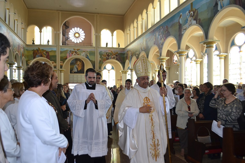 Fiéis lotam igrejas e ruas durante celebração de Corpus Cristi