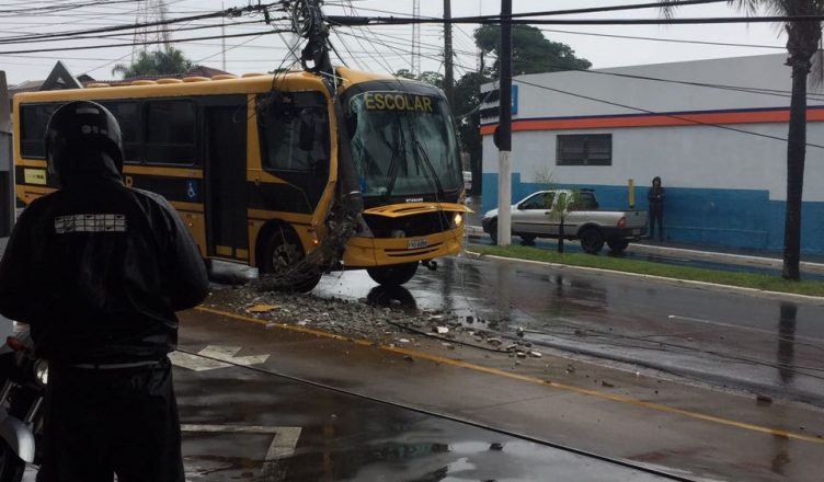Ônibus escolar bate em poste de iluminação pública em Marília