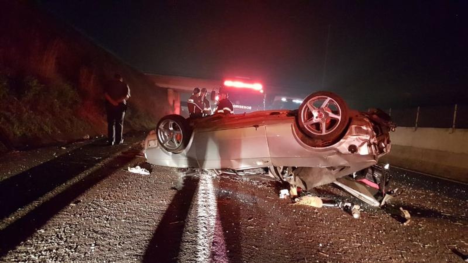 Motorista desrespeita ordem de parada e despenca em rodovia da região