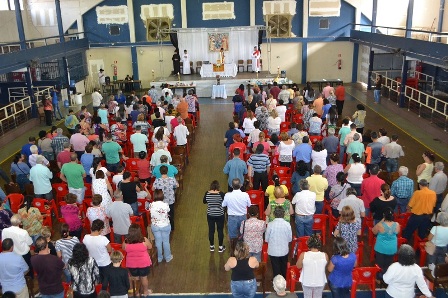 Fiéis ocupam todos os lugares na missa ortodoxa do padre Pedro