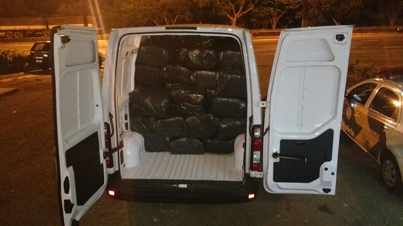 Polícia apreende carro lotado de camisetas falsificadas