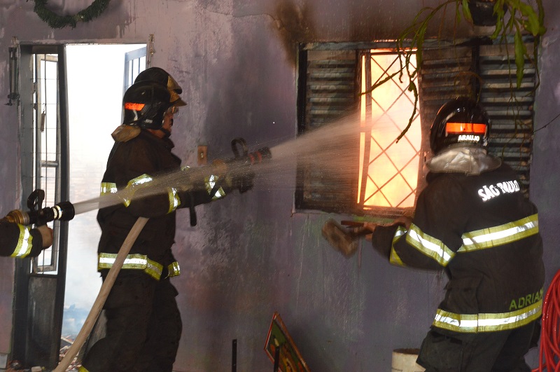Prefeitura de Paraguaçu lança campanha para ajudar família que teve casa incendiada
