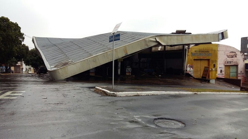 Vendaval deixa rastro de destruição em Marília