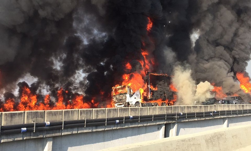 Acidente com 36 veículos provoca incêndio e morte em Jacareí