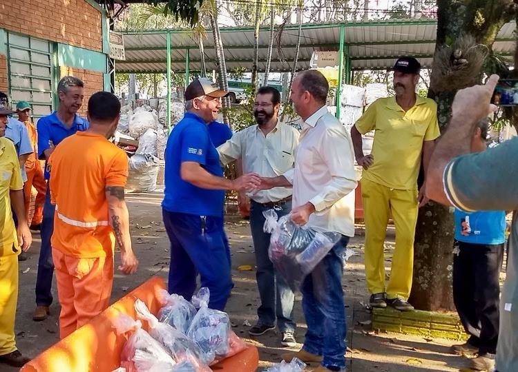 Servidores da Secretaria do Meio Ambiente de Assis recebem novos uniformes