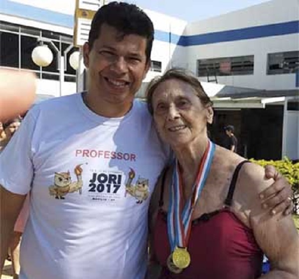 Aos 92 anos, nadadora paraguaçuense conquista medalha de ouro no JORI
