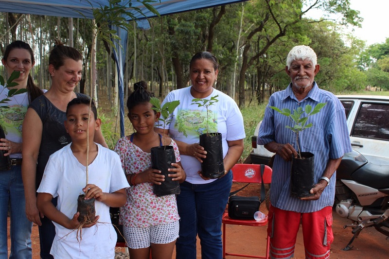 Paraguaçu: Moradores do Lina Leuzzi “adotam” 48 mudas de árvores produzidas pelo CEA