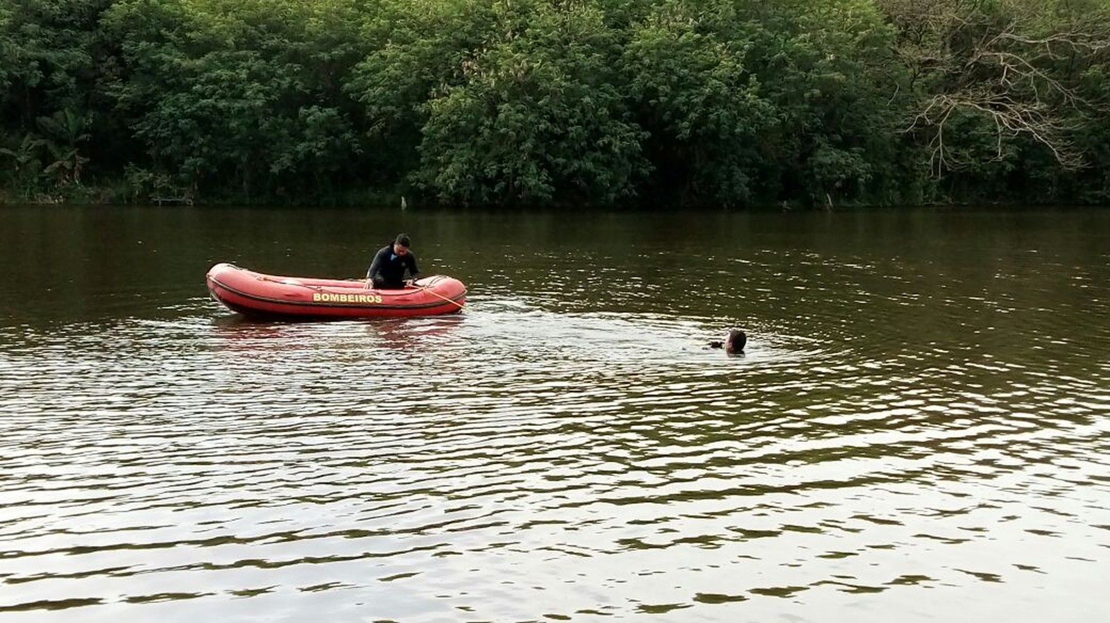 Bombeiros encontram corpo de homem que se afogou em lagoa de Ourinhos