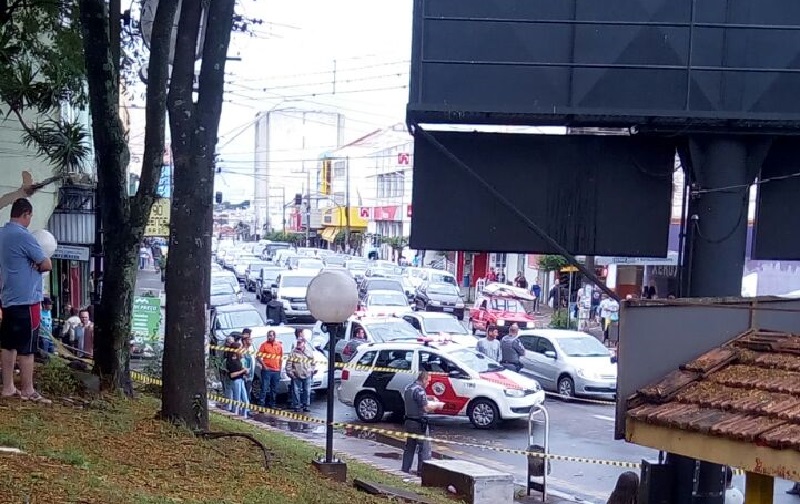 Motoqueiro foge da polícia, bate em ônibus e vai para a UPA