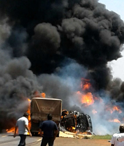 Carreta e caminhão-tanque batem e explodem entre Bastos e Rancharia