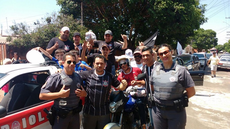 Torcedores do Corinthians fazem carreata e distribuem brinquedos