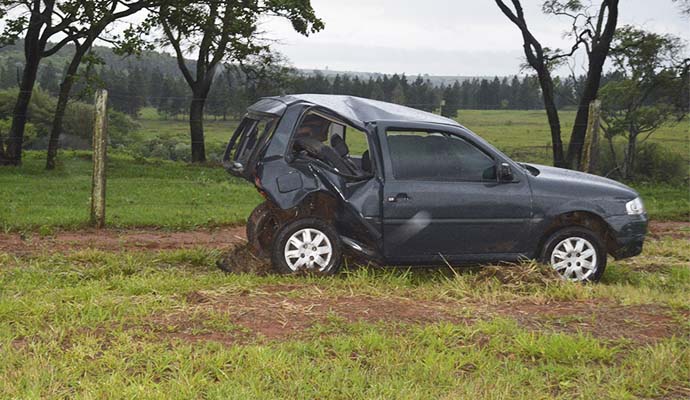 Carro tem traseira estruída em colisão entre Assis e Lutécia