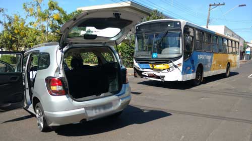 Carro é fortemente atingido por ônibus no centro de Assis