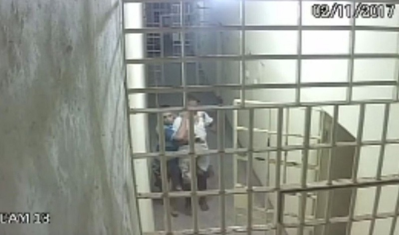 Câmera de segurança registra momento em que carcereiro de Assis é atacado por detento