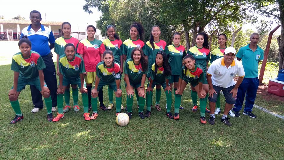 Futebol feminino sub 15 de Paraguaçu conquista taça de vice-campeão em Santa Cruz do Rio Pardo