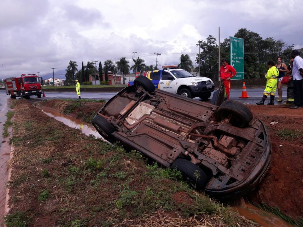 Mulher fica ferida em capotamento na SP-333