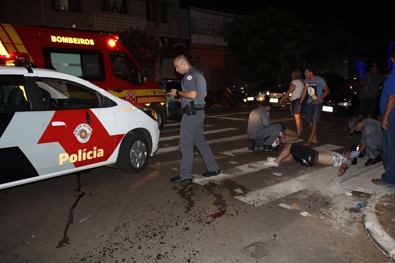 Acidente entre carro e moto na noite de domingo deixa dois feridos