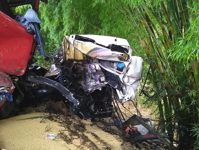 Trânsito é liberado após grave acidente envolvendo carretas e carro na SP-333