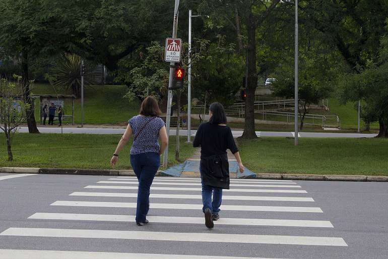 Pedestres e ciclistas poderão ser multados a partir do final de abril